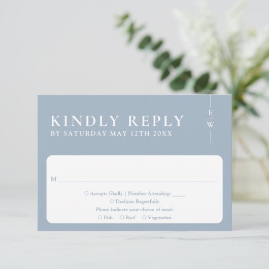Dusty Blue Modern Minimalistisch Monogram Wedding RSVP Karte (Stehend Vorderseite)