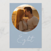 Dusty Blue Modern Minimalistisch Script Tischnumme Einladung (Vorderseite)