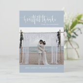 Dusty Blue Modern Minimalistisch Wedding Foto Flat Dankeskarte (Stehend Vorderseite)