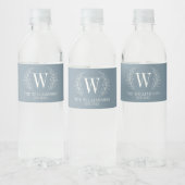 Dusty Blue Modern Monogram Elegant  Wasserflaschenetikett (Flaschen)