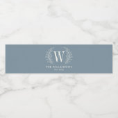 Dusty Blue Modern Monogram Elegant  Wasserflaschenetikett (Einzelnes Label)