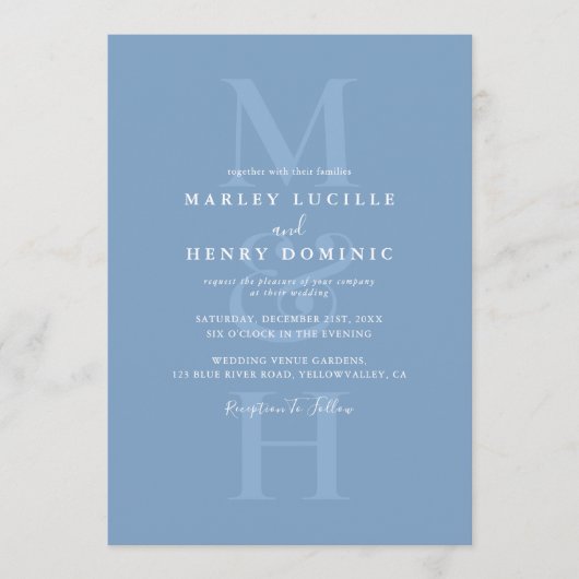 Dusty Blue Modern Monogram Overlay Wedding Einladung (Vorderseite)