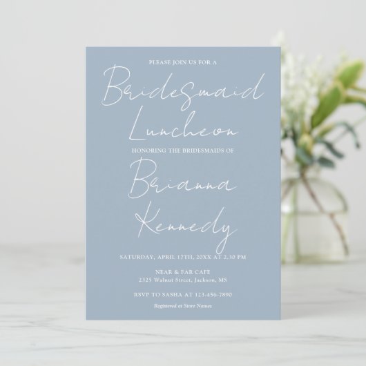 Dusty Blue Modern Script Bridesmaids Luncheon Einladung (Stehend Vorderseite)