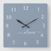 Dusty Blue Modern Script Elegant Monogram Name Quadratische Wanduhr (Vorderseite)