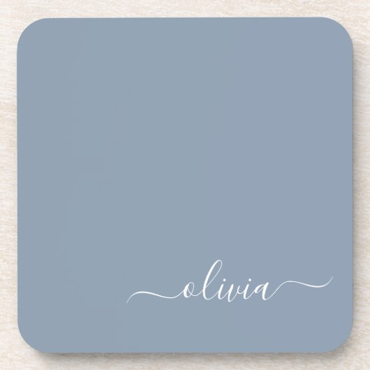 Dusty Blue Modern Script Elegante Monogram Name Getränkeuntersetzer (Vorderseite)
