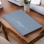 Dusty Blue Modern Script Elegante Monogram Name Notizblock<br><div class="desc">Dusty Blue Simple Script Monogram Name Spiral Notebook Planner. Das macht den perfekten 16 Geburtstag,  Hochzeit,  Brautparty,  Jubiläum,  Babydusche oder Junggeselinnen-Abschied Geschenk für jemanden,  der Lieben glamourösen Luxus und schicke Stile.</div>