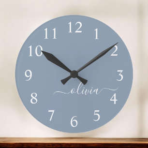 Dusty Blue Modern Script Elegante Monogram Name Runde Wanduhr