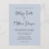 Dusty Blue Modern Script in einer einfachen Hochze Einladungspostkarte (Vorderseite)