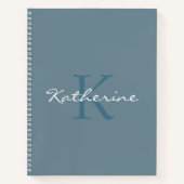 Dusty Blue Modern Script Mit Monogramm Name Notizblock (Vorderseite)