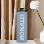 Dusty Blue Modern Typografy Personalisiert Name Thermosbecher<br><div class="desc">Behalt warme und kalte Getränke in diesem trendigen,  isolierten Thermalwäscher,  der eine staubige blaue Farbe hat und in weißer,  moderner Typografie gedruckt wird. Bearbeiten Sie Ihren Thermalwäscher und ersetzen Sie den Namen mit dem gewünschten Namen. Ideal für ein Geburtstagsgeschenk,  Hochzeitsgeschenk,  Trauzeuge,  etc.</div>