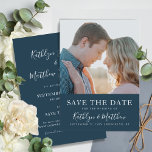 Dusty Blue Modern Typografy Simple Foto Wedding Save The Date<br><div class="desc">Dusty Blue Modern Typografie Einfaches Foto Hochzeit speichern Sie das Datum Einladungskarte. Lass Familie, Freunde und Kollegen wissen, dass Sie Set ein Datum für Ihre Hochzeitsfeier mit dieser eleganten, stilvollen und modernen Hochzeit speichern Sie das Datum Einladungskarte. Alle Texte sind so vorbereitet, dass Sie sie einfach und schnell mit Ihren...</div>
