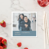 Dusty Blue Modern Wedding Foto Individuelle Name D Serviette (Beispiel)