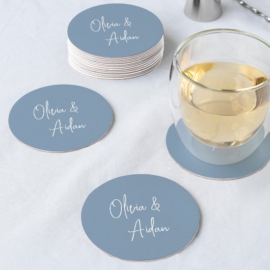 Dusty Blue | Moderne handgeschriebene Hochzeit Runder Pappuntersetzer