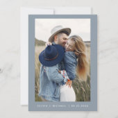 Dusty Blue Moderne Minimalistische Elegante Foto H Einladung (Vorderseite)