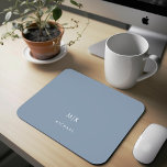 Dusty Blue | Modernes Monogramm Mousepad<br><div class="desc">Dieses moderne Mousepad weist einen staubblauen Hintergrund auf,  mit fett-weißen Initialen für ein schlichtes und berufliches Aussehen.</div>