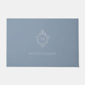 Dusty Blue Monogram Crest Elegant Vintage Silver Fußmatte (Vorderseite)