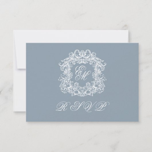 Dusty Blue Monogram Crest Elegant Wedding RSVP Karte (Vorderseite)