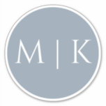 Dusty Blue Monogram Elegant Einfache Minimale Hoch Aufkleber<br><div class="desc">Gedruckt mit Monogramm-Initialen (die Sie bearbeiten,  ändern und personalisieren können) in benutzerdefinierten staubblauen Farben. Design in allen Größen,  wählen Sie einfach die richtige Größe,  die Sie benötigen.</div>