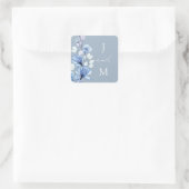 Dusty Blue Monogram Floral Gastgeschenk Hochzeit Quadratischer Aufkleber (Tasche)