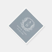 Dusty Blue Monogram Floral Wedding Wappen Serviette (Ecke)
