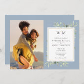 Dusty Blue Monogram Greenerity Foto Wedding Einladung (Vorne/Hinten)