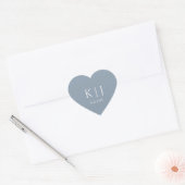 Dusty Blue Monogram Initial Minimal Trendy Wedding Herz-Aufkleber (Umschlag)
