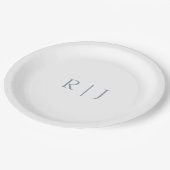 Dusty Blue Monogram Initials Minimale Hochzeit Pappteller (Schrägansicht)