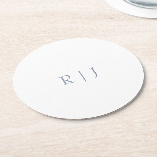 Dusty Blue Monogram Initials Minimale Hochzeit Runder Pappuntersetzer (Angewinkelt)