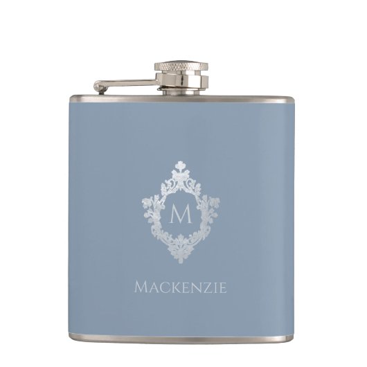 Dusty Blue Monogram Name Elegantes Vintages Wappen Flachmann (Vorderseite)