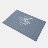 Dusty Blue Monogram Newlyweds Fußmatte (Schrägansicht)