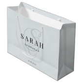 Dusty Blue Monogram Personalisiert Bridesmaid Große Geschenktüte (Vorderseite Schrägansicht)
