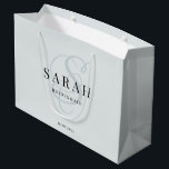 Dusty Blue Monogram Personalisiert Bridesmaid Große Geschenktüte<br><div class="desc">Diese niedliche personalisierte Geschenktasche mit Bräunungsgeschenk enthält den Namen der personalisierten Brautjungfrau,  das kalligraphische Monogramm in staubblauer Farbe und das Hochzeitdatum. Ändern Sie den Hintergrund und die Schriftart-Farben ganz einfach,  wenn Sie möchten.</div>