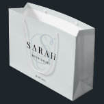 Dusty Blue Monogram Personalisiert Bridesmaid Große Geschenktüte<br><div class="desc">Diese niedliche personalisierte Geschenktasche mit Bräunungsgeschenk enthält den Namen der personalisierten Brautjungfrau,  das kalligraphische Monogramm in staubblauer Farbe und das Hochzeitdatum. Ändern Sie den Hintergrund und die Schriftart-Farben ganz einfach,  wenn Sie möchten.</div>