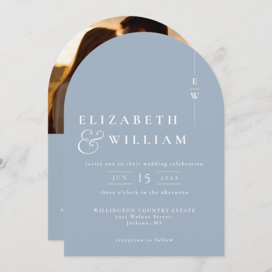 Dusty Blue Monogram QR Code Foto Wedding Arch Einladung (Vorne/Hinten)