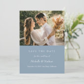 Dusty Blue Monogram Save the Date Foto Einladung (Stehend Vorderseite)