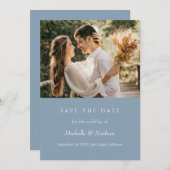 Dusty Blue Monogram Save the Date Foto Einladung (Vorne/Hinten)