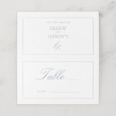 Dusty Blue Monogram Script Wedding Tischnummer Platzkarte (Außenseite Aufgefaltet)