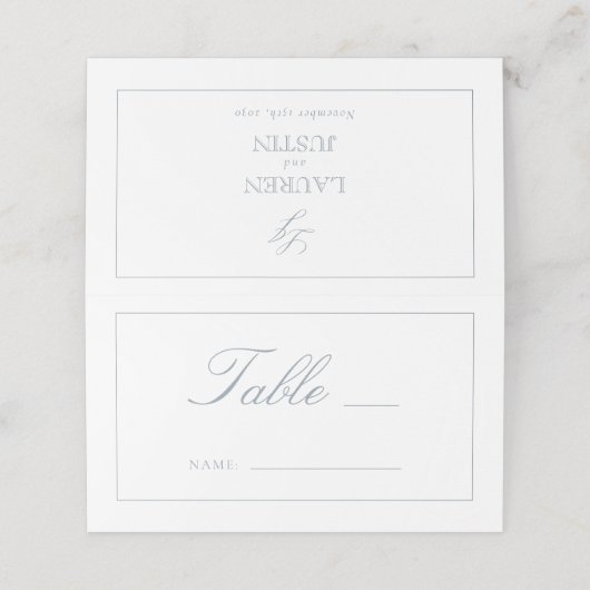 Dusty Blue Monogram Script Wedding Tischnummer Platzkarte (Außenseite Aufgefaltet)