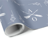 Dusty Blue Monogram und Arrows Geschenkpapier (Rolleneckpunkt)