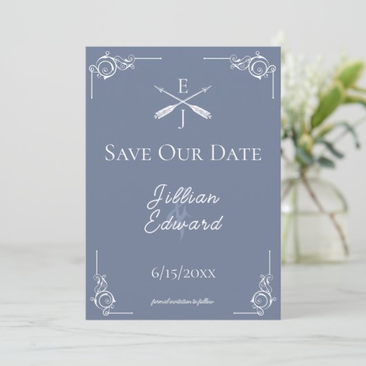 Dusty Blue Monogram und Arrows Save the Date Ankündigung (Stehend Vorderseite)