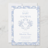 Dusty Blue Monogram Wappen Baby Shower Einladung (Vorderseite)
