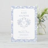 Dusty Blue Monogram Wappen Baby Shower Einladung (Stehend Vorderseite)
