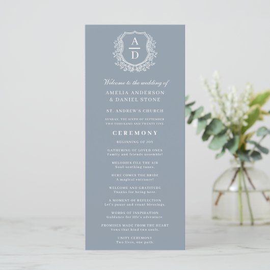 Dusty Blue Monogram Wappen Wedding Program (Stehend Vorderseite)