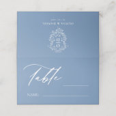 Dusty Blue Monogram Wappen Wedding Tischnummer Platzkarte (Außenseite Aufgefaltet)