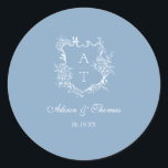 Dusty Blue Monogram Wappen Wedding Umschlag Aufkle Runder Aufkleber<br><div class="desc">Elegant staubblaues Script floral Monogram Wappen Hochzeit klassischen Umschlag Aufkleber Aufkleber.</div>