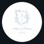 Dusty Blue Monogram Wappen Wedding Umschlag Aufkle Runder Aufkleber<br><div class="desc">Elegant staubblaues Script floral Monogram Wappen Hochzeit klassischen Umschlag Aufkleber Aufkleber.</div>