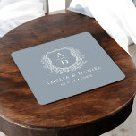 Dusty Blue Monogram Wedding Floral Wappen Elegant Rechteckiger Pappuntersetzer<br><div class="desc">Fügen Sie Ihrer Hochzeitsdekoration eine raffinierte Touch mit unserem Dusty Blue Monogram Wedding Floral Wappen Elegant Square Paper Untersetzer hinzu. Dieser Untersetzer mit einer weichen, staubblauen Kulisse, einem zarten, blumigen Wappen und einem personalisierten Monogramm verbindet den klassischen Charme mit modernem Komfort. Ideal für Cocktail-Stunden, Empfänge oder Brautpartys, fügt es Ihrem...</div>