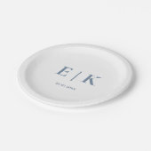 Dusty Blue Monogram Wedding Pappteller (Schrägansicht)