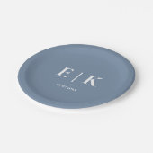 Dusty Blue Monogram Wedding Pappteller (Schrägansicht)