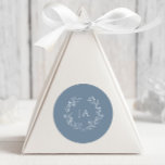 Dusty Blue Monogram Wedding Runder Aufkleber<br><div class="desc">Siegel deine Einladungen und drücke Dankbarkeit mit unseren Dusty Blue Monogram Wedding Stickers aus. Diese Aufkleber sind perfekt für Umschlag Aufkleber oder Liebesetiketten geeignet und zeichnen sich durch ihre monografische und klassische Eleganz aus. Sie verleihen Ihrem Hochzeitsgeschenk eine Touch der Eleganz.</div>